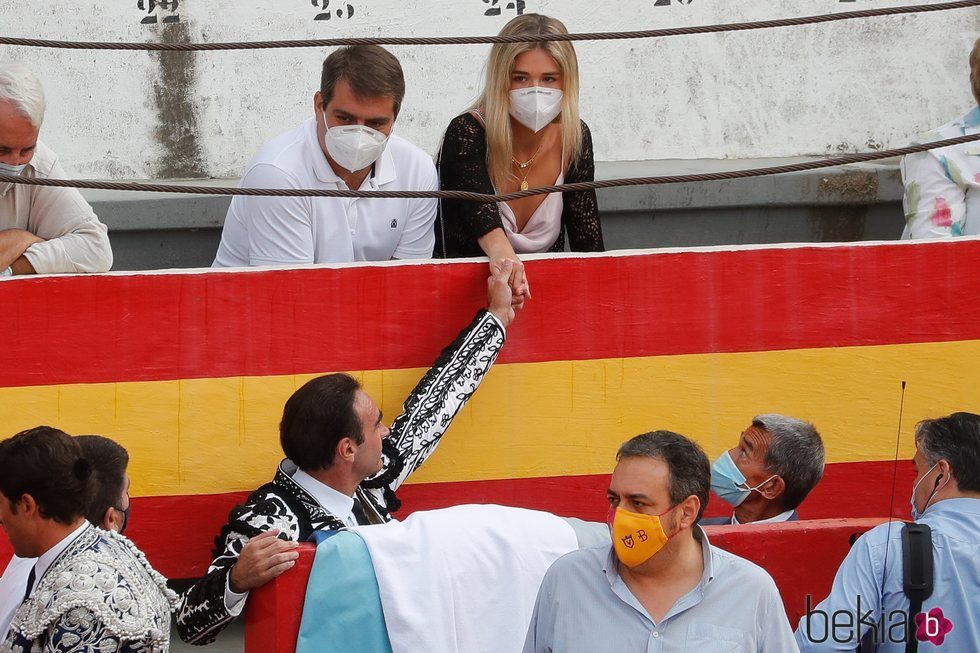 Enrique Ponce dando la mano a Ana Soria en la plaza de toros de Granada