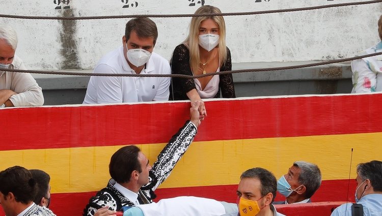 Enrique Ponce dando la mano a Ana Soria en la plaza de toros de Granada