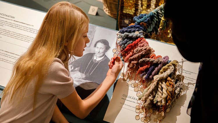 Estela de Suecia en una exposición de alfombras en el Palacio Real de Estocolmo