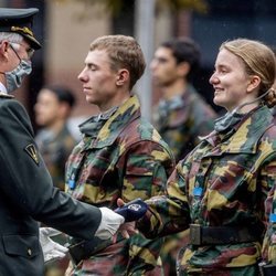 Felipe de Bélgica entrega la boina azul a su hija Isabel de Bélgica en su instrucción militar