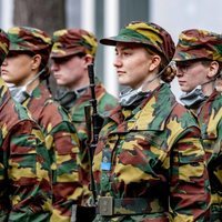 Isabel de Bélgica en su instrucción militar