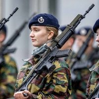 Isabel de Bélgica con un arma en su instrucción militar