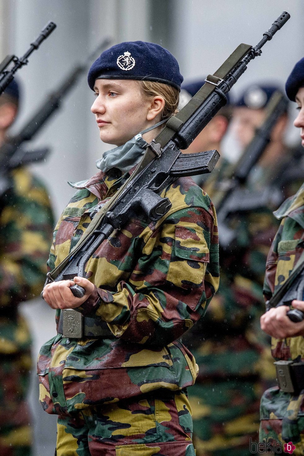 Isabel de Bélgica con un arma en su instrucción militar