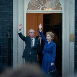 Gillian Anderson como Margaret Thatcher entrando en Downing Street en la cuarta temporada de 'The Crown'