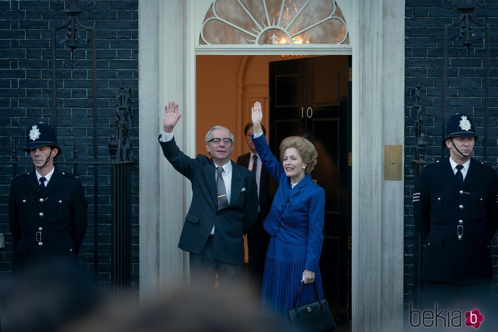 Gillian Anderson como Margaret Thatcher entrando en Downing Street en la cuarta temporada de 'The Crown'