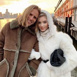 Elsa Hosk junto a su pareja Tom Daly