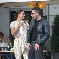 Miguel Ángel Silvestre paseando con una chica por Madrid