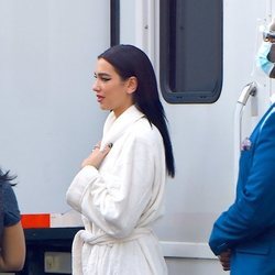 Dua Lipa en el set de rodaje del videoclip de su colaboración con Miley Cyrus