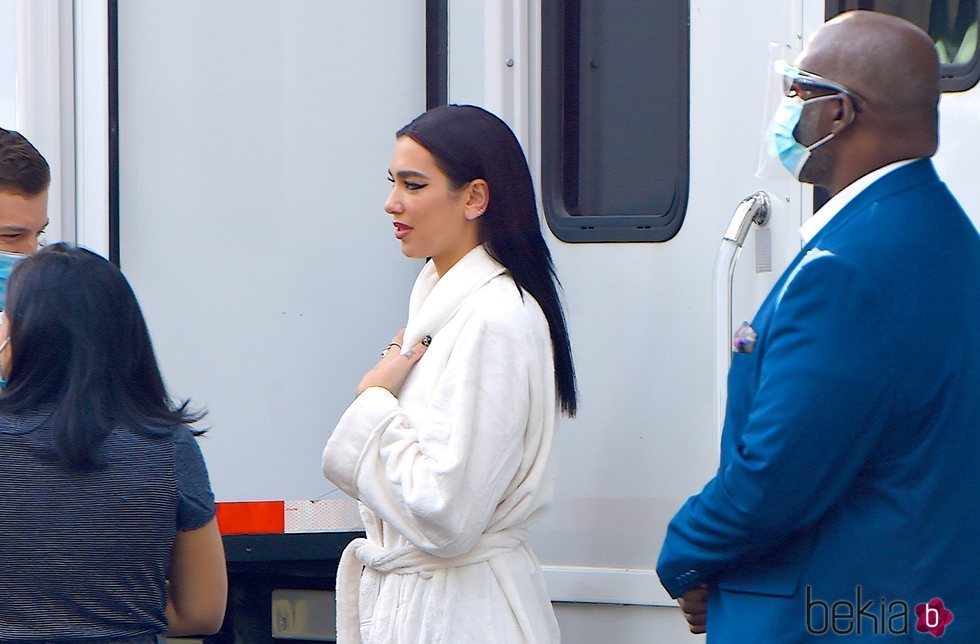 Dua Lipa en el set de rodaje del videoclip de su colaboración con Miley Cyrus