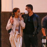 Miguel Ángel Silvestre, paseando de la mano de una chica por Madrid