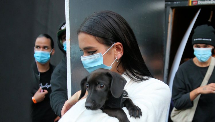 Dua Lipa y Anwar Hadid en Nueva York durante el rodaje de un videoclip junto a Miley Cyrus