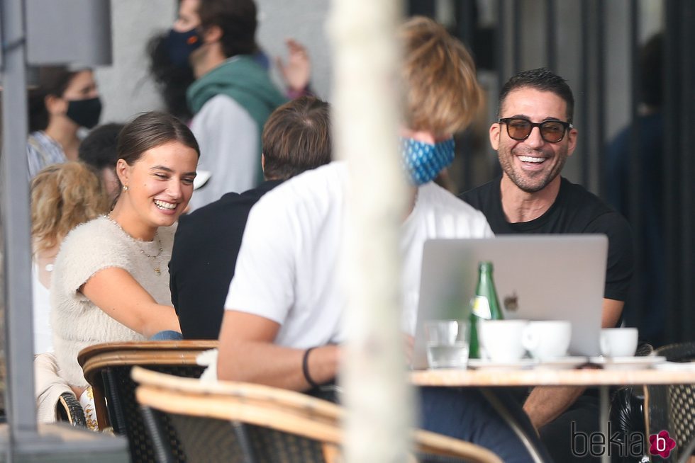 Miguel Ángel Silvestre tomando algo con unos amigos en Madrid