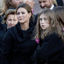 Sonia de Noruega, Marta Luisa de Noruega y Leah Behn en el funeral de Ari Behn