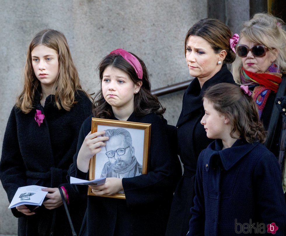 Marta Luisa de Noruega y sus hijas Maud Angelica, Leah Isadora y Emma Tallulah Behn en el funeral de Ari Behn