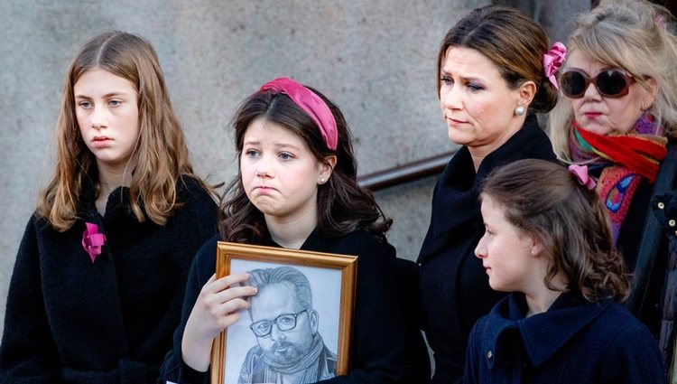 Marta Luisa de Noruega y sus hijas Maud Angelica, Leah Isadora y Emma Tallulah Behn en el funeral de Ari Behn