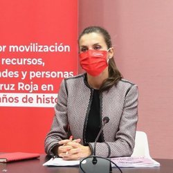 La Reina Letizia con una mascarilla de Cruz Roja Española