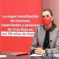 La Reina Letizia con una mascarilla de Cruz Roja Española