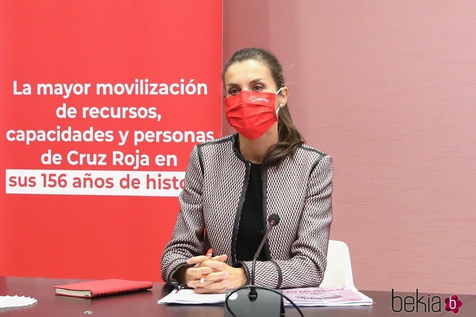 La Reina Letizia con una mascarilla de Cruz Roja Española