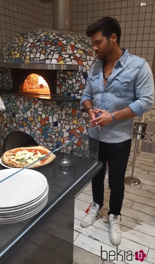 Can Yaman en una pizzería en Milán