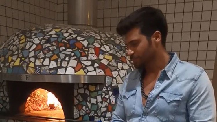 Can Yaman en una pizzería en Milán