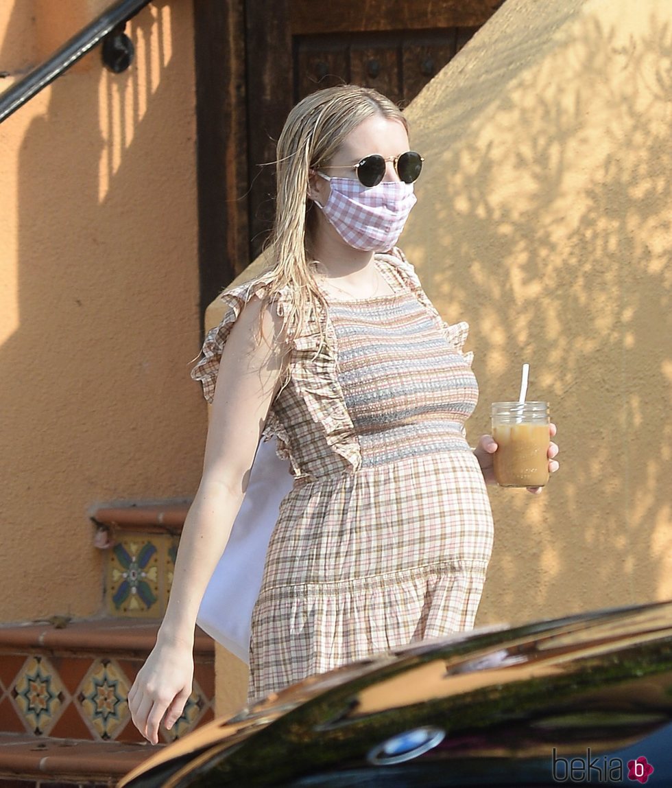 Emma Roberts paseando embarazo por Los Ángeles