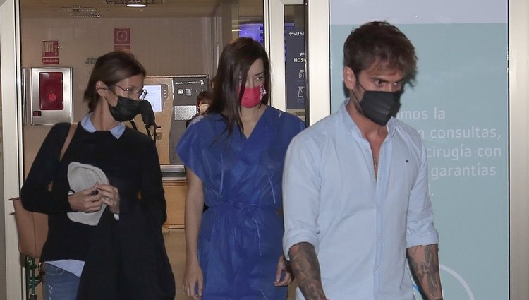 Adara saliendo del hospital junto a su madre Elena y su novio Rodri Fuertes