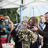 Guillermo y Stéphanie de Luxemburgo con su hijo Carlos de Luxemburgo en el bautizo de la rosa Príncipe Carlos de Luxemburgo