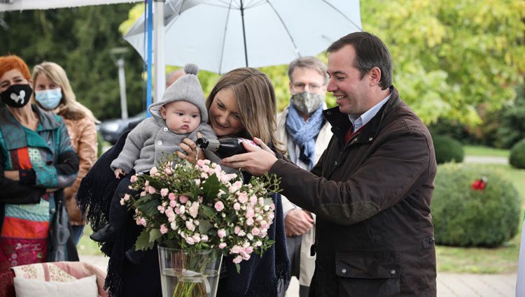 Guillermo y Stéphanie de Luxemburgo con su hijo Carlos de Luxemburgo en el bautizo de la rosa Príncipe Carlos de Luxemburgo