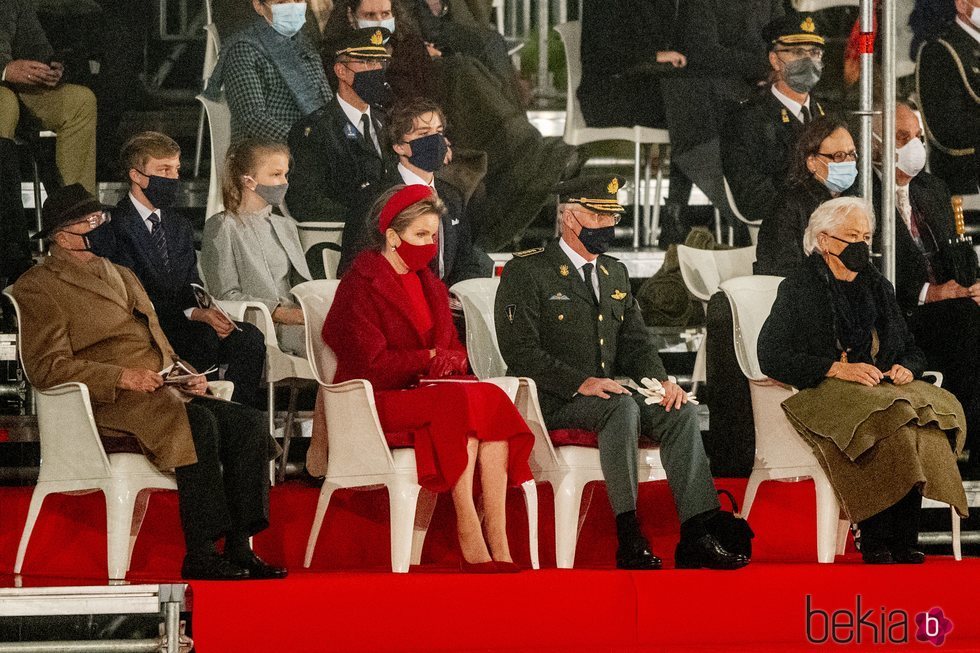 Felipe y Matilde de Bélgica, sus hijos Gabriel, Emmanuel y Leonor de Bélgica y los Reyes Alberto y Paola de Bélgica en la apertura del curso de la Real Aca