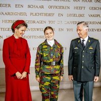 Felipe y Matilde de Bélgica con su hija Isabel de Bélgica en la apertura del curso de la Real Academia Militar de Bruselas