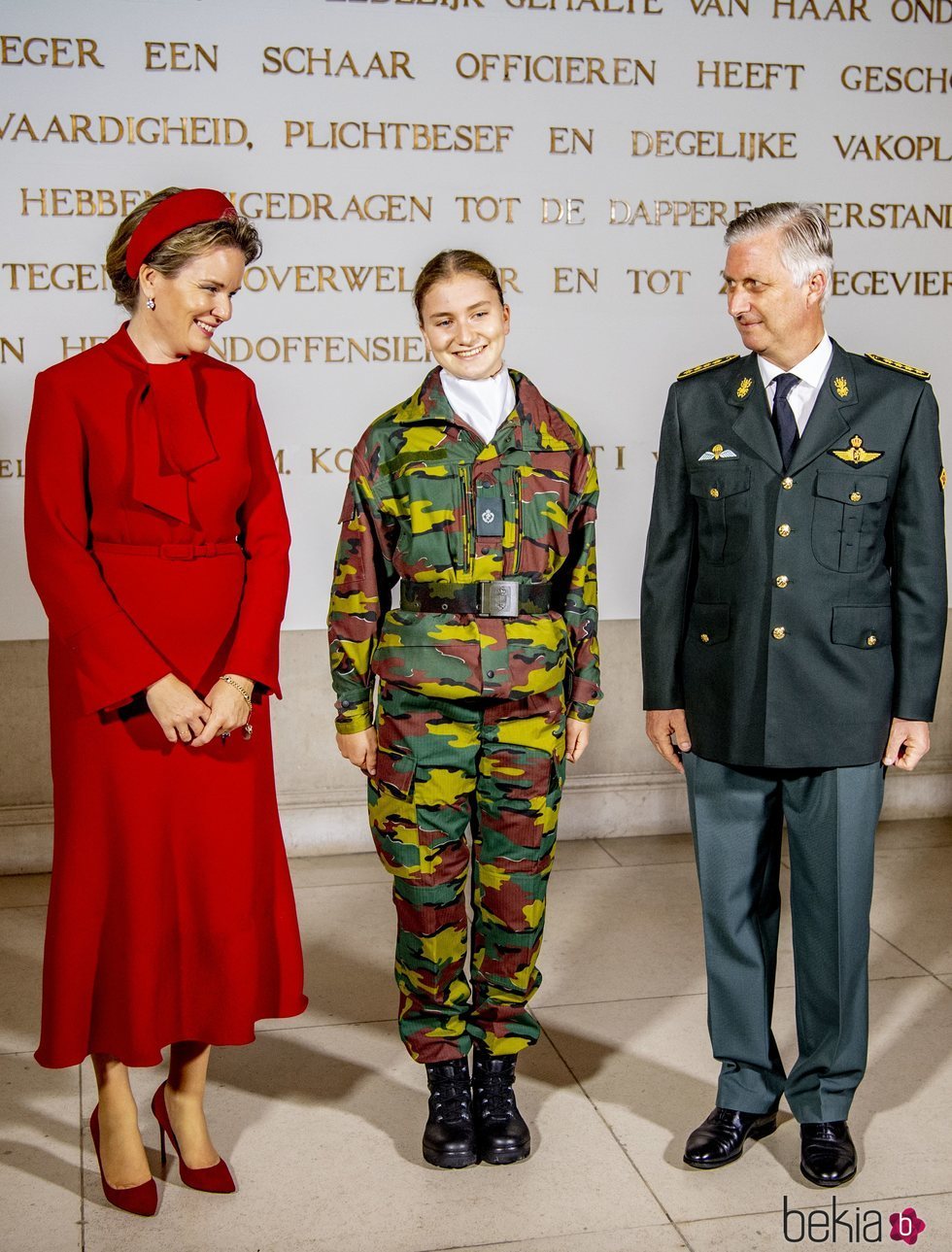 Felipe y Matilde de Bélgica con su hija Isabel de Bélgica en la apertura del curso de la Real Academia Militar de Bruselas