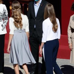 La Princesa Leonor y la Infanta Sofía saludan a Pablo Iglesias en el Día de la Hispanidad 2020