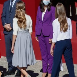 La Princesa Leonor y la Infanta Sofía saludan a Alberto Garzón e Irene Montero en el Día de la Hispanidad 2020