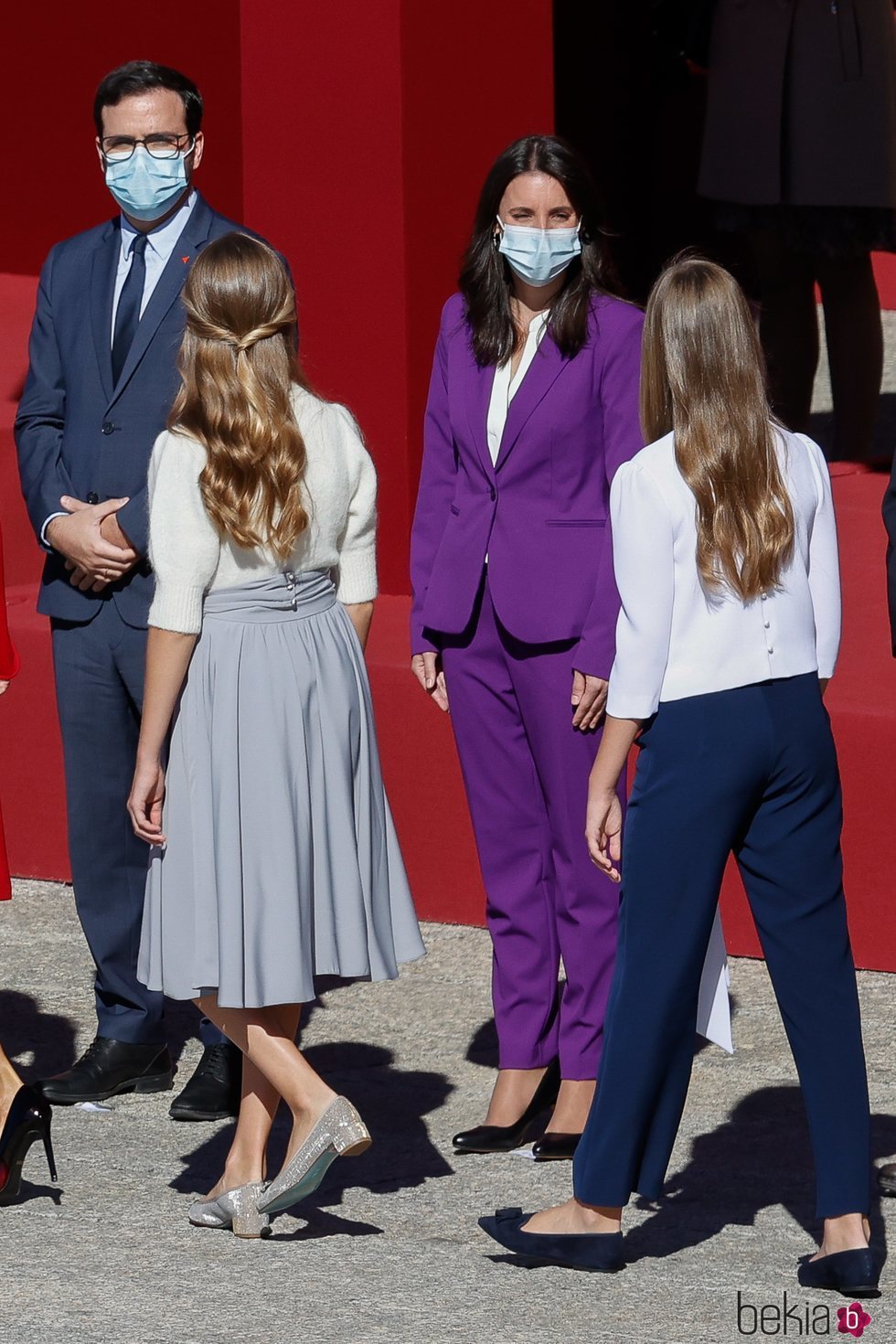 La Princesa Leonor y la Infanta Sofía saludan a Alberto Garzón e Irene Montero en el Día de la Hispanidad 2020