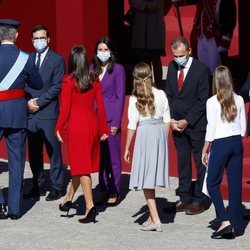 Los Reyes Felipe y Letizia y sus hijas Leonor y Sofía saludan a Salvador Illa, Pedro Duque, Irene Montero y Alberto Garzón en el Día de la Hispanidad 2020