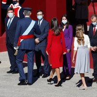 Los Reyes Felipe y Letizia y sus hijas Leonor y Sofía saludan a Salvador Illa, Pedro Duque, Irene Montero y Alberto Garzón en el Día de la Hispanidad 2020