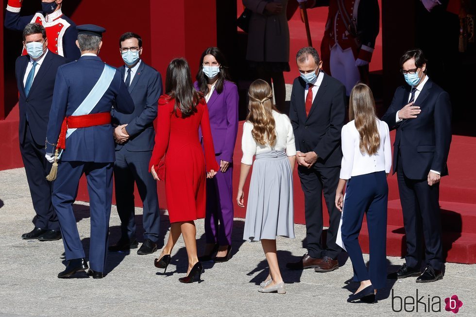 Los Reyes Felipe y Letizia y sus hijas Leonor y Sofía saludan a Salvador Illa, Pedro Duque, Irene Montero y Alberto Garzón en el Día de la Hispanidad 2020