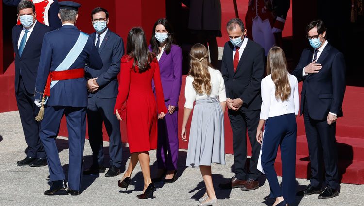 Los Reyes Felipe y Letizia y sus hijas Leonor y Sofía saludan a Salvador Illa, Pedro Duque, Irene Montero y Alberto Garzón en el Día de la Hispanidad 2020