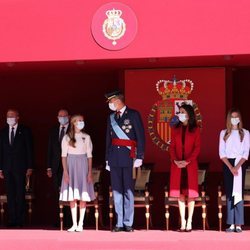 El Rey Felipe habla con la Princesa Leonor en presencia de la Reina Letizia y la Infanta Sofía en el Día de la Hispanidad 2020