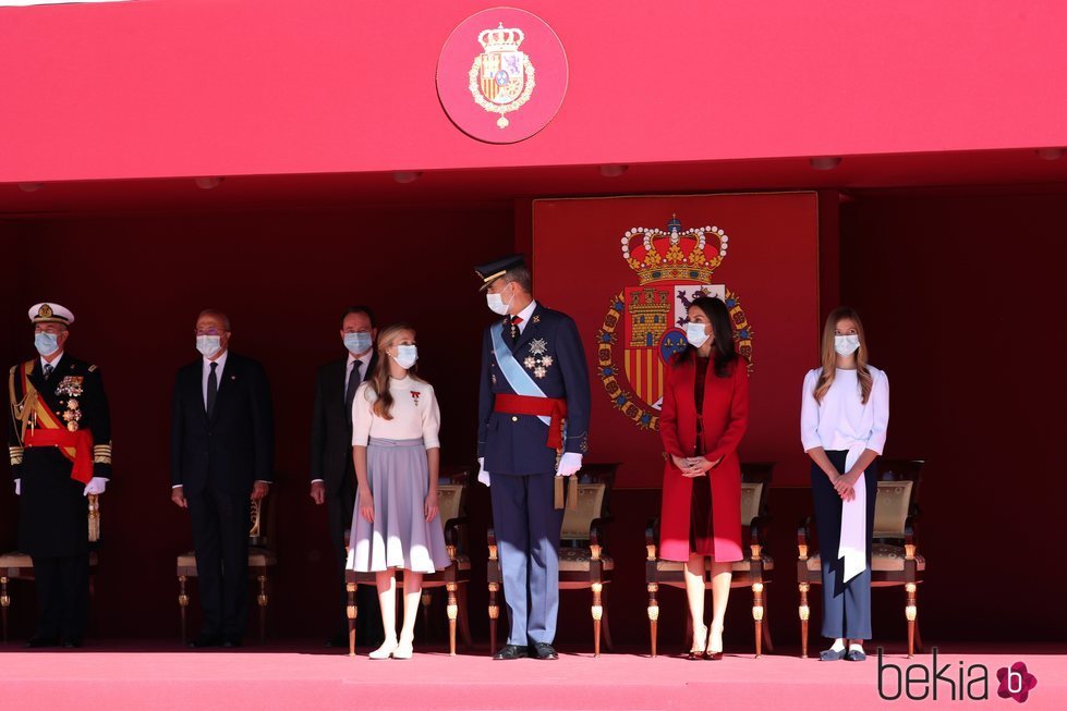 El Rey Felipe habla con la Princesa Leonor en presencia de la Reina Letizia y la Infanta Sofía en el Día de la Hispanidad 2020