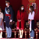 La Reina Letizia habla con la Infanta Sofía en presencia del Rey Felipe y la Princesa Leonor en el Día de la Hispanidad 2020