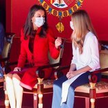 La Reina Letizia y la Infanta Sofía hablando en el Día de la Hispanidad 2020