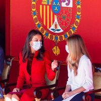 La Reina Letizia y la Infanta Sofía hablando en el Día de la Hispanidad 2020