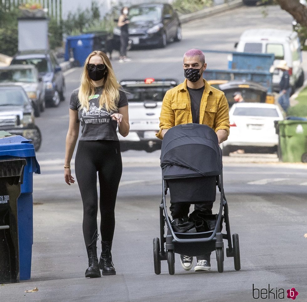 Joe Jonas y Sophie Turner paseando a su hija Willa