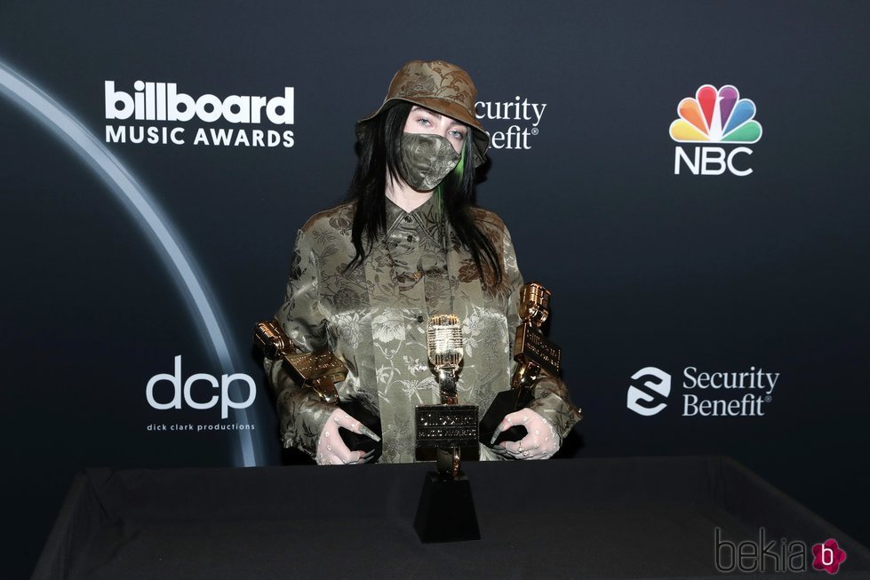 Billie Eilish con sus premios obtenidos en los Billboard Music Awards 2020