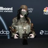 Billie Eilish con sus premios obtenidos en los Billboard Music Awards 2020