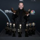 Post Malone con sus premios obtenidos en los Billboard Music Awards 2020