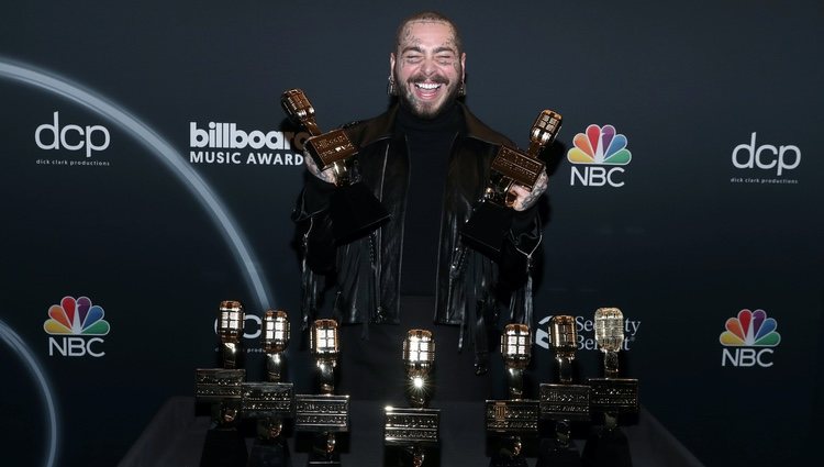 Post Malone con sus premios obtenidos en los Billboard Music Awards 2020