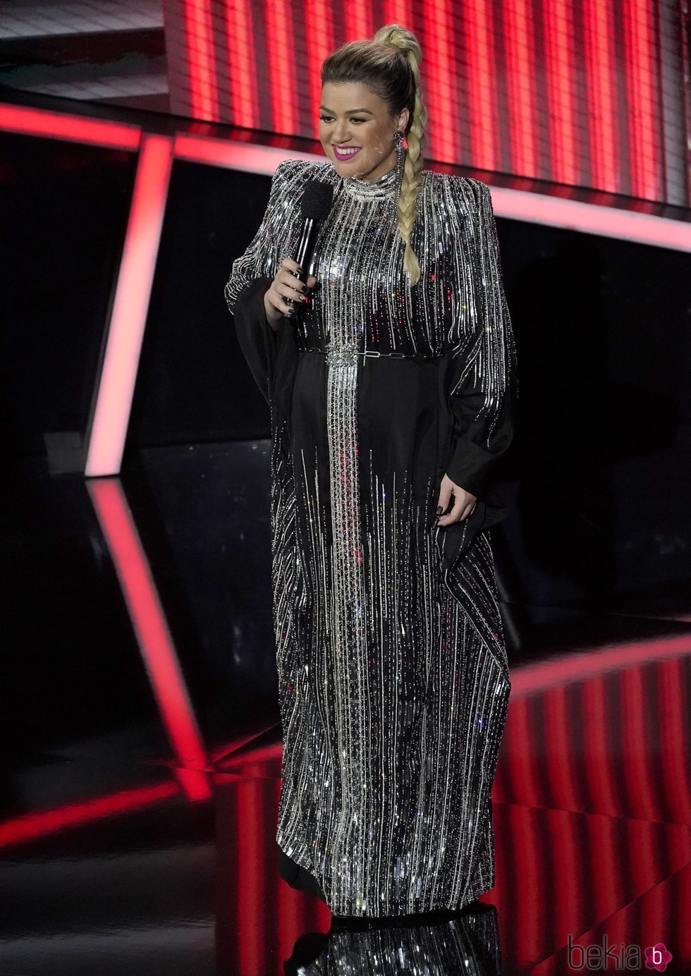 Kelly Clarkson ejerciendo de presentadora de los Billboard Music Awards 2020