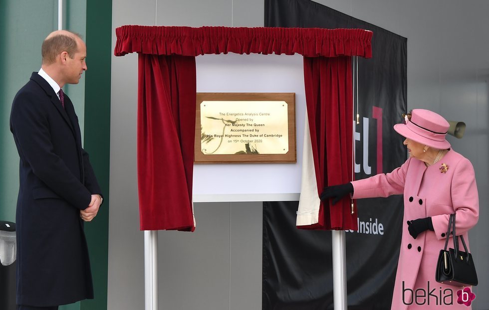 La Reina Isabel y el Príncipe Guillermo en la inauguración del Centro de Análisis Energético